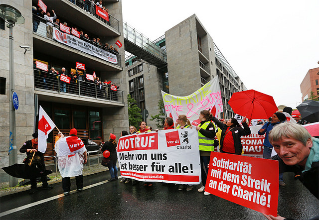 Foto: Fraktion DIE LINKE. im Bundestag. Lizenz: CC-BY. ver.di-Charité-Streik-Demo am 23.06.2015 vor dem Bundestag